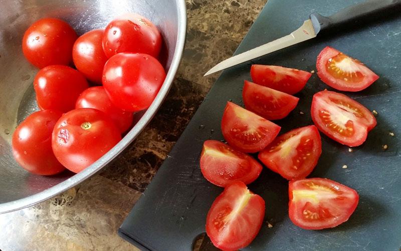 lavar y picar los tomates