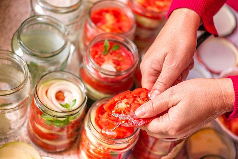 llenar los frascos con tomates y cebollas