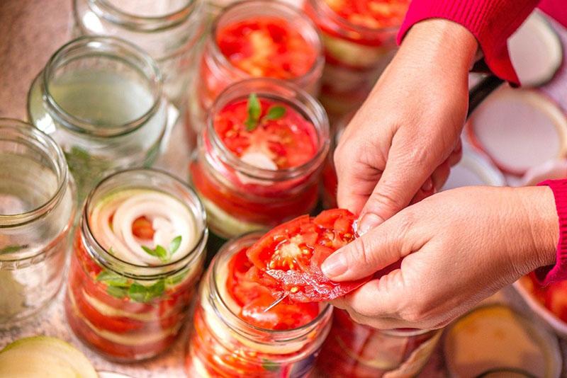 remplir les bocaux de tomates et d'oignons