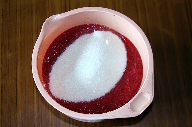 mélanger la purée de fraise avec le sucre