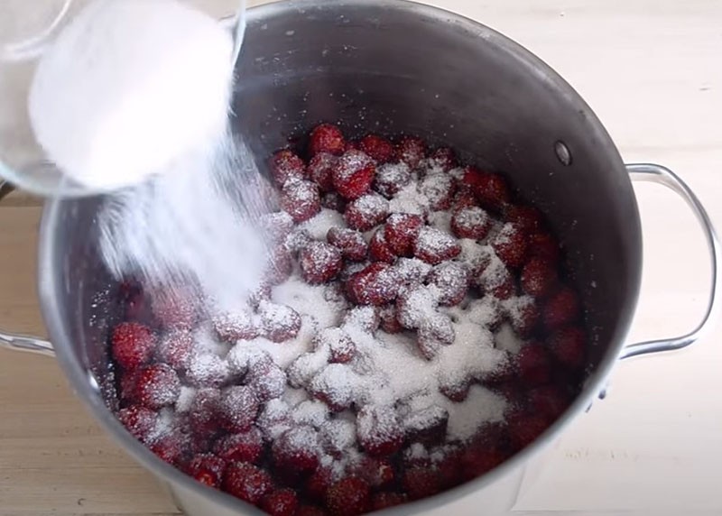 mezclar fresas con azúcar