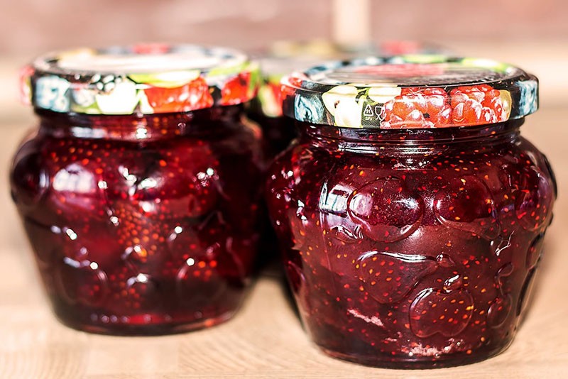 llenar los frascos con mermelada
