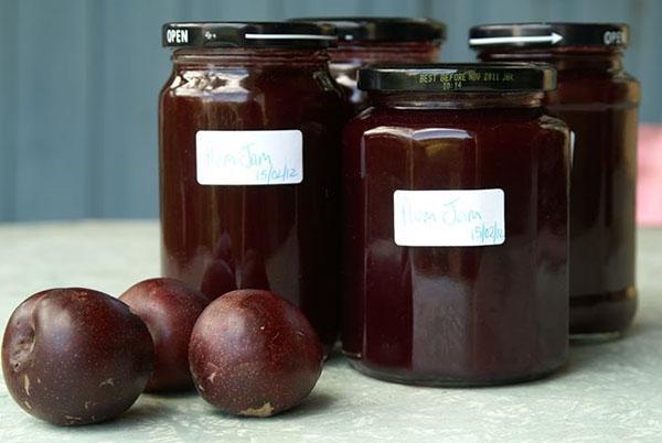 verser la confiture de prunes dans des pots