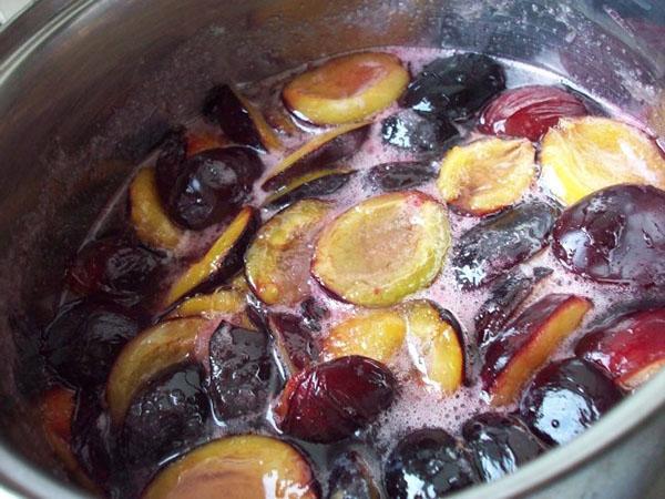 cocinar ciruelas con almíbar