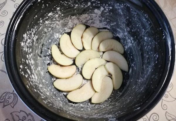 poner manzanas picadas en el fondo del bol