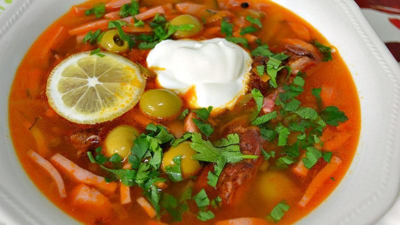 receta de sopa de mezcolanza en una olla de cocción lenta