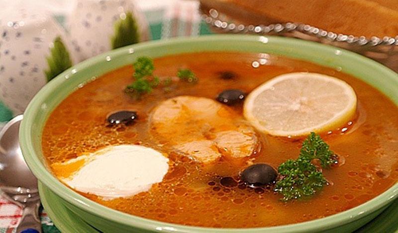 sirva sopa de mezcolanza con crema agria