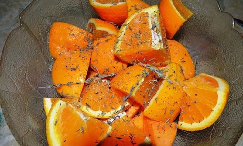agregue especias a las naranjas y la calabaza