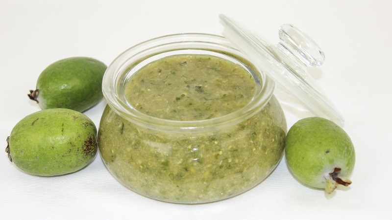 confiture de feijoa crue avec du sucre