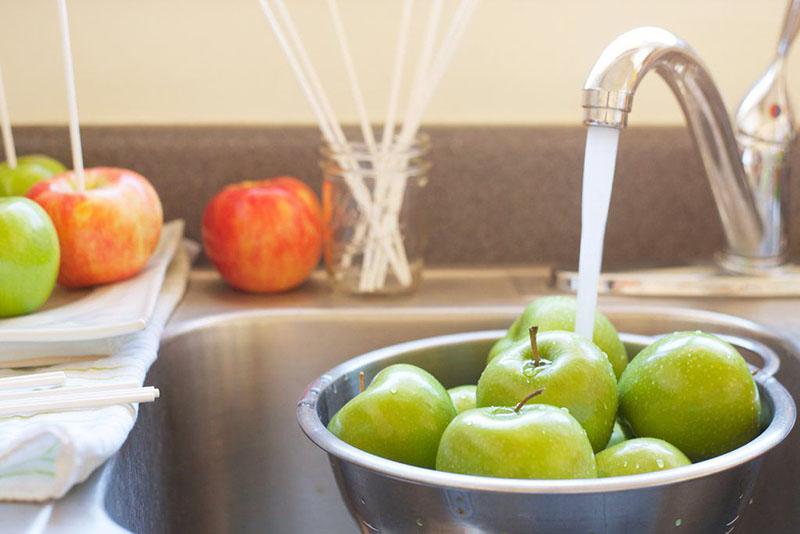 lavar las manzanas