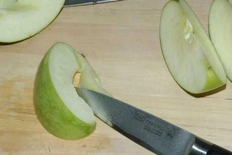 cortar las manzanas en gajos