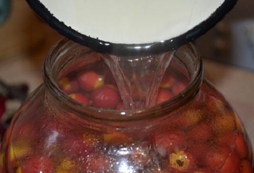llenar frascos de espino con almíbar