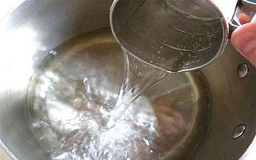 faire bouillir du sirop de sucre pour la compote
