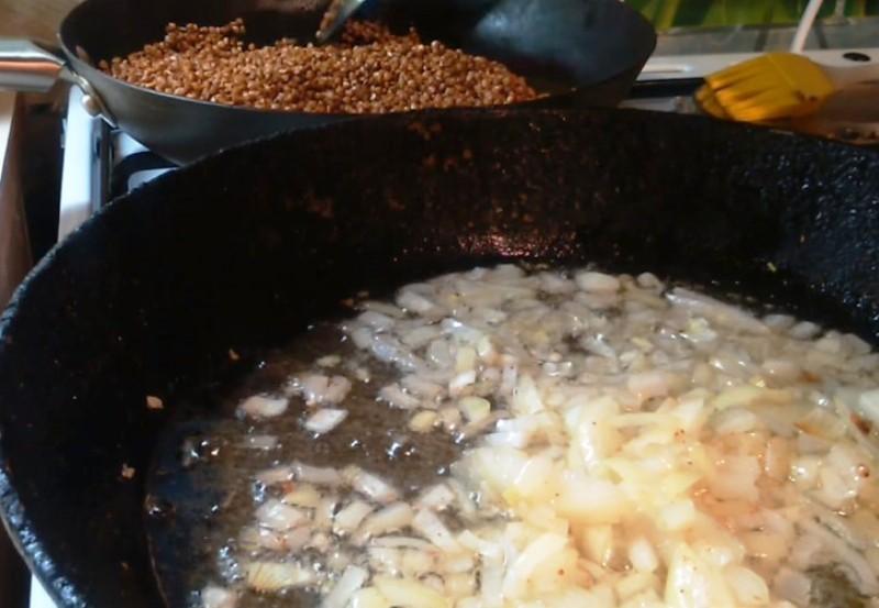 freír el trigo sarraceno y las verduras por separado