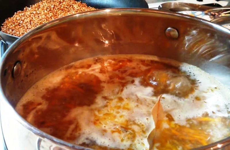 mettre les frites dans une casserole