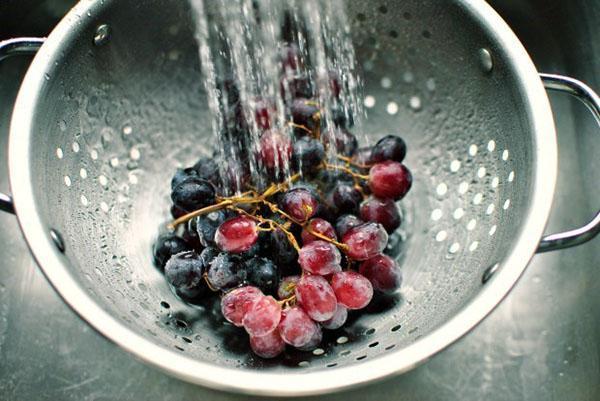 lavar uvas y ciruelas