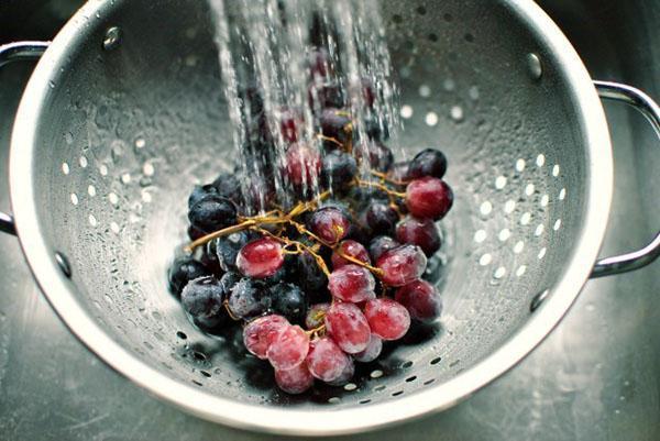 lavar uvas y ciruelas
