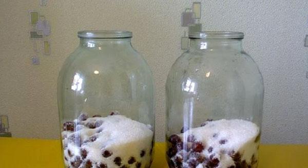 tarros de uvas y azúcar