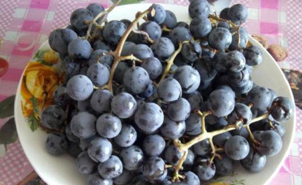 racimos de uvas pelados