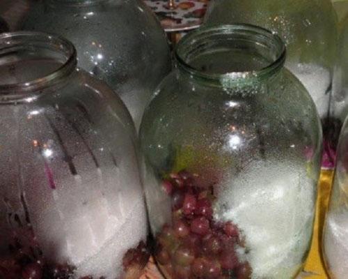 uvas y azúcar en frascos