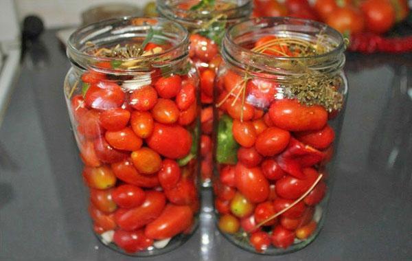 latas con cereza