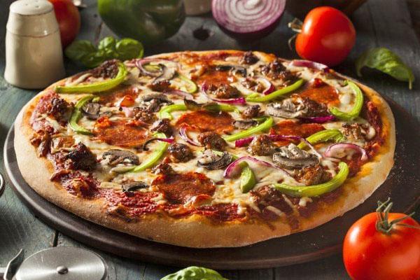 pizza con champiñones y salchicha
