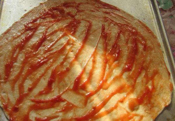 graisser la pâte avec du ketchup