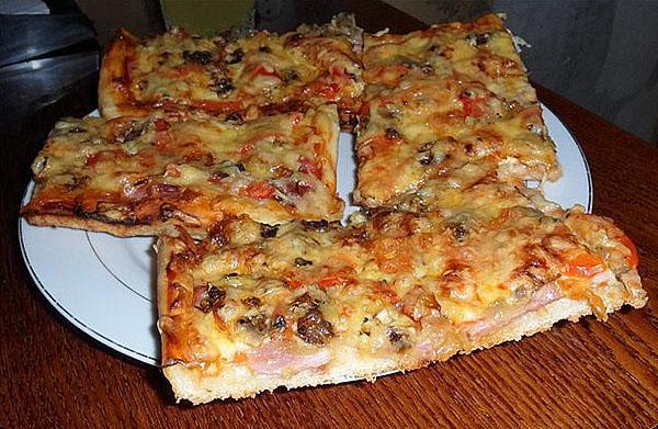 pizza con champiñones y salchicha