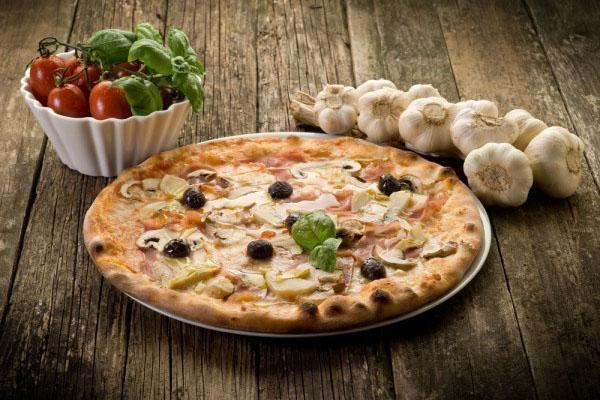 pizza aromática con queso mozzarella