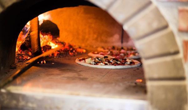 horneando pizza en el horno