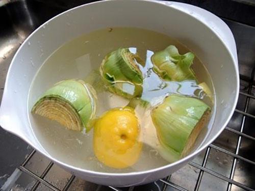 poner los frutos en agua acidificada
