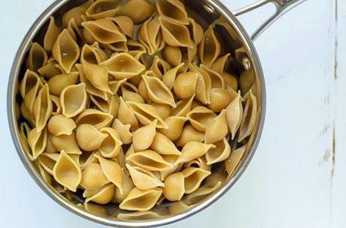 hervir y filtrar la pasta