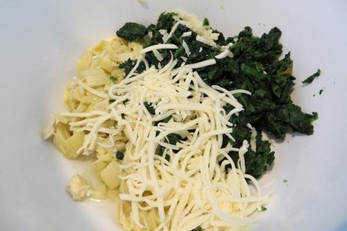 mezclar alcachofas en escabeche con queso y espinacas