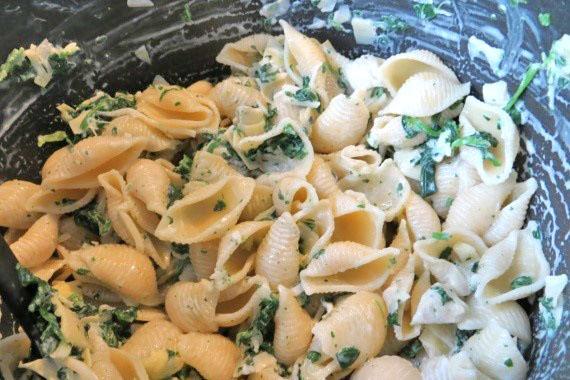 agregue la pasta caliente y amase bien