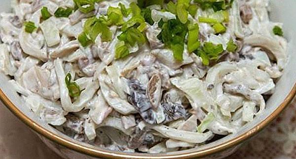sazone la ensalada con mayonesa