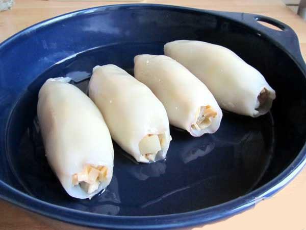poner los calamares rellenos en una bandeja para hornear