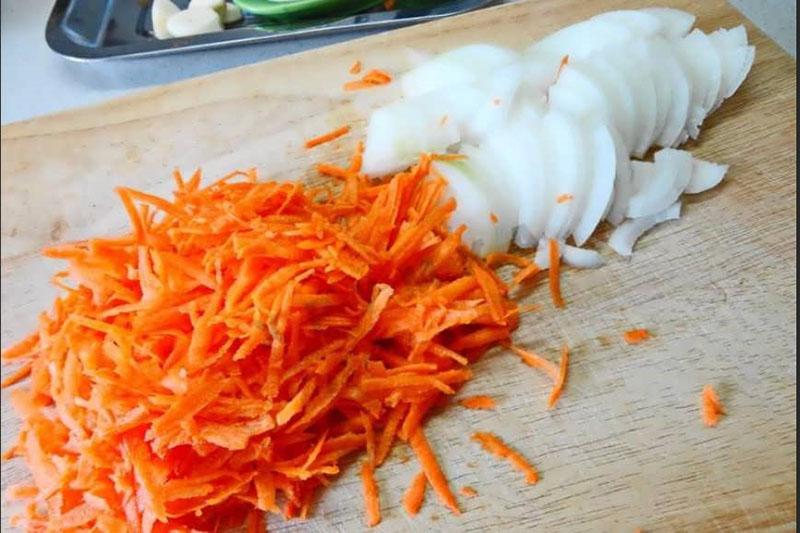 hacher les carottes et les oignons