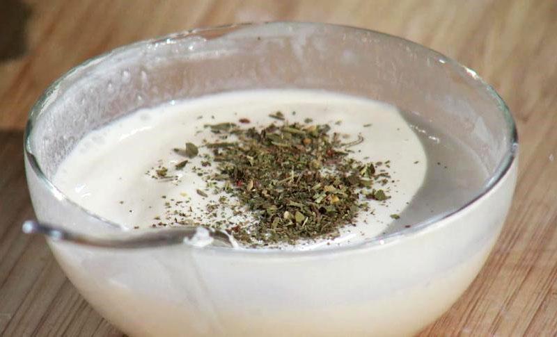 mélanger la crème sure avec les épices