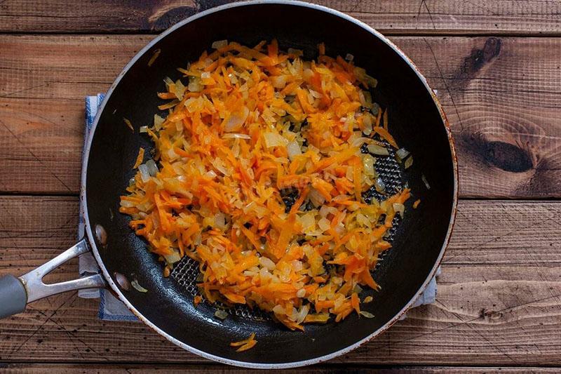 faire revenir les oignons avec les carottes