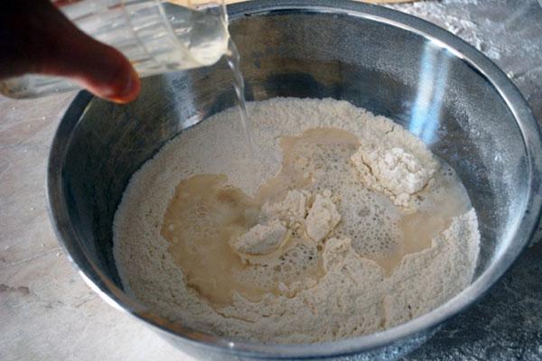mezclar harina y agua
