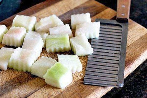 cortar las cáscaras de melón y sandía