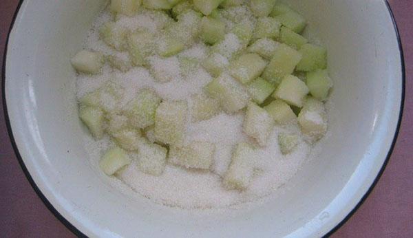vierta azúcar sobre el melón