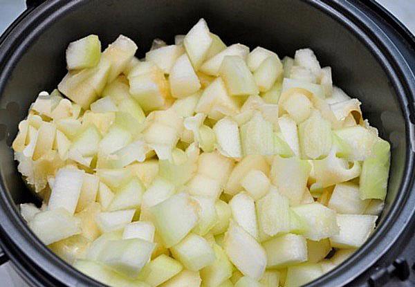 melón picado en una olla de cocción lenta