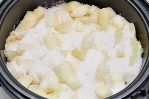 azúcar y melón en una olla de cocción lenta