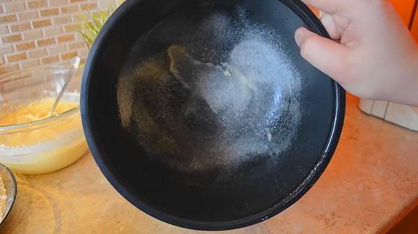 graisser le bol du multicuiseur avec de l'huile