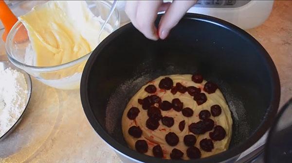 mettre des cerises sur une couche de pâte