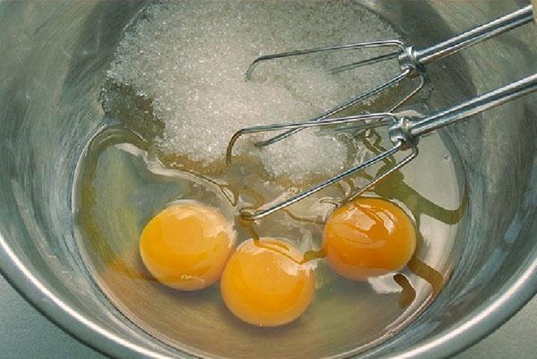 batir huevos con azúcar