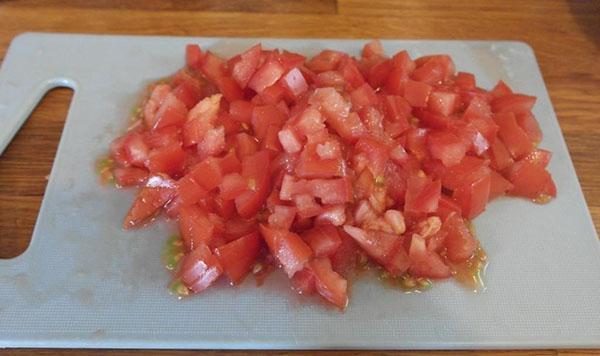 Tomates mûres, laver et hacher