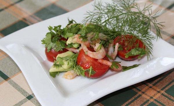 ensalada de camarones y tomate