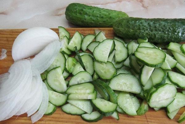 hacher l'oignon et le concombre